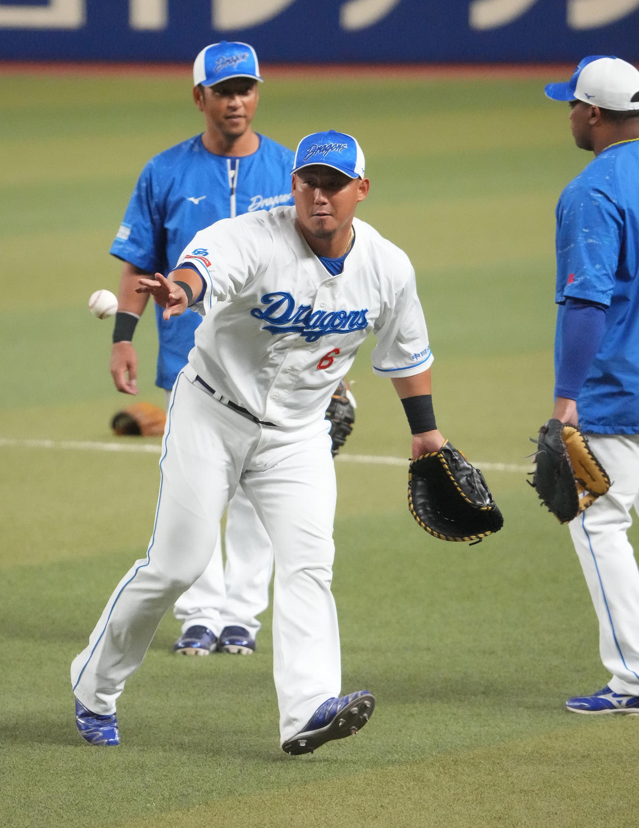 ノックを受ける中田（中央）（撮影・森本幸一）