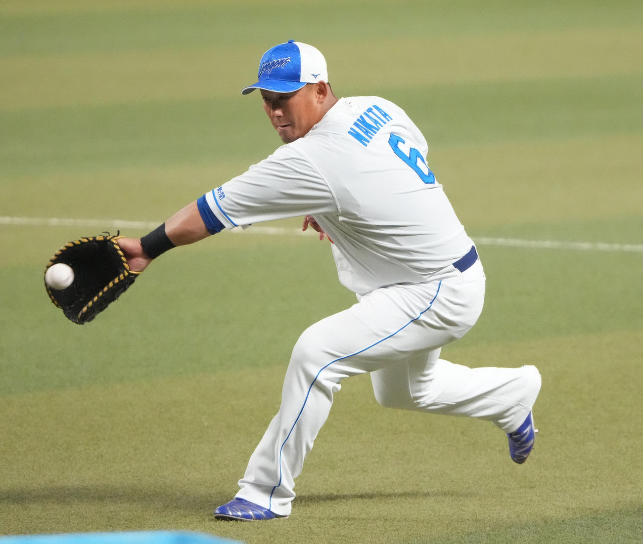 ノックを受ける中田（撮影・森本幸一）
