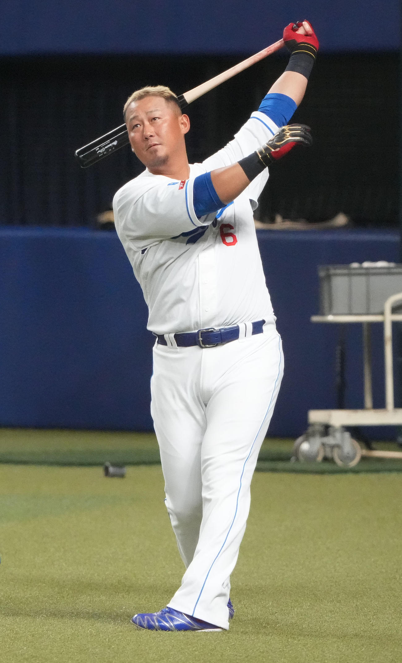 ロングティー打撃練習をする中田（撮影・森本幸一）