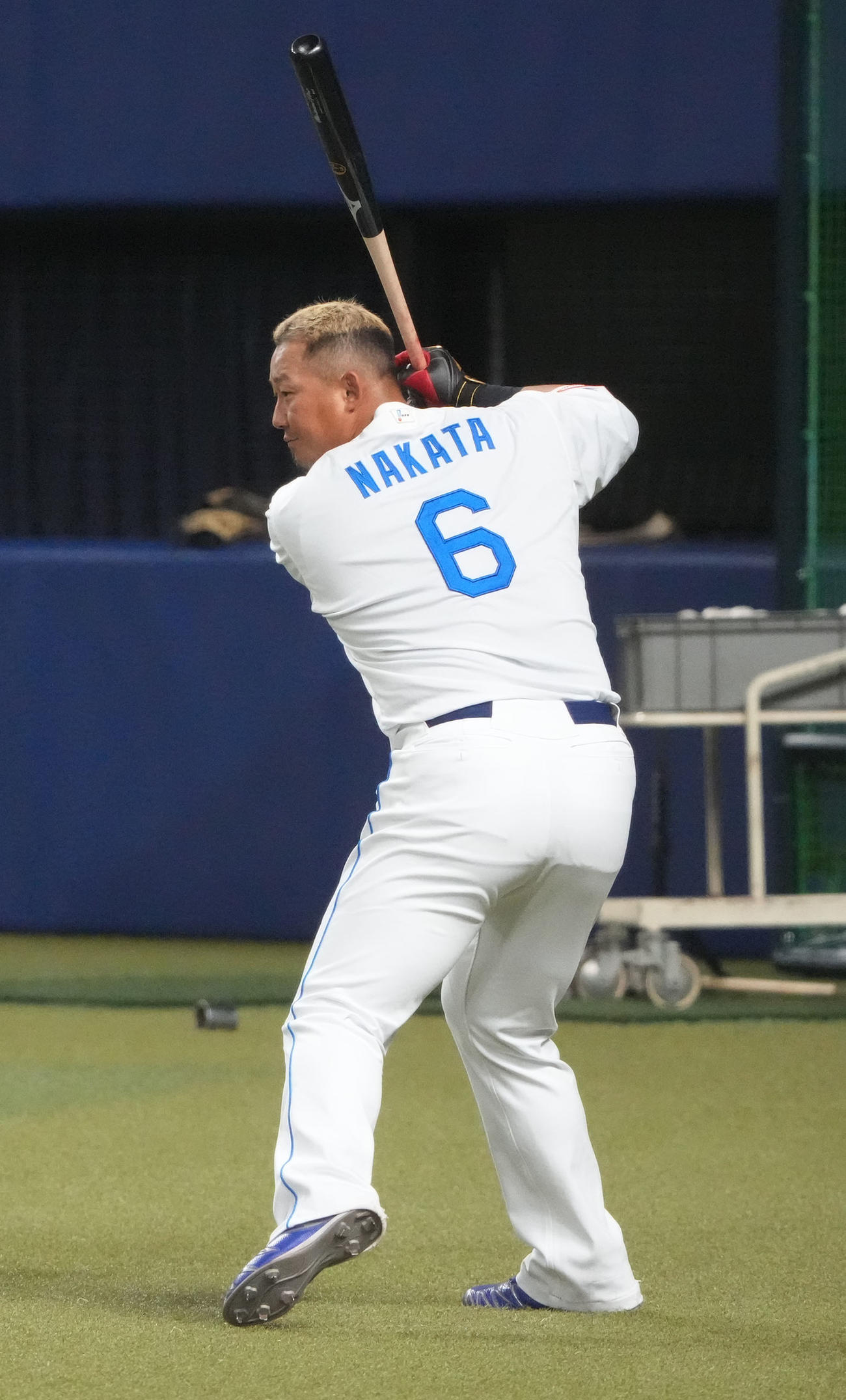 ロングティー打撃練習をする中田（撮影・森本幸一）
