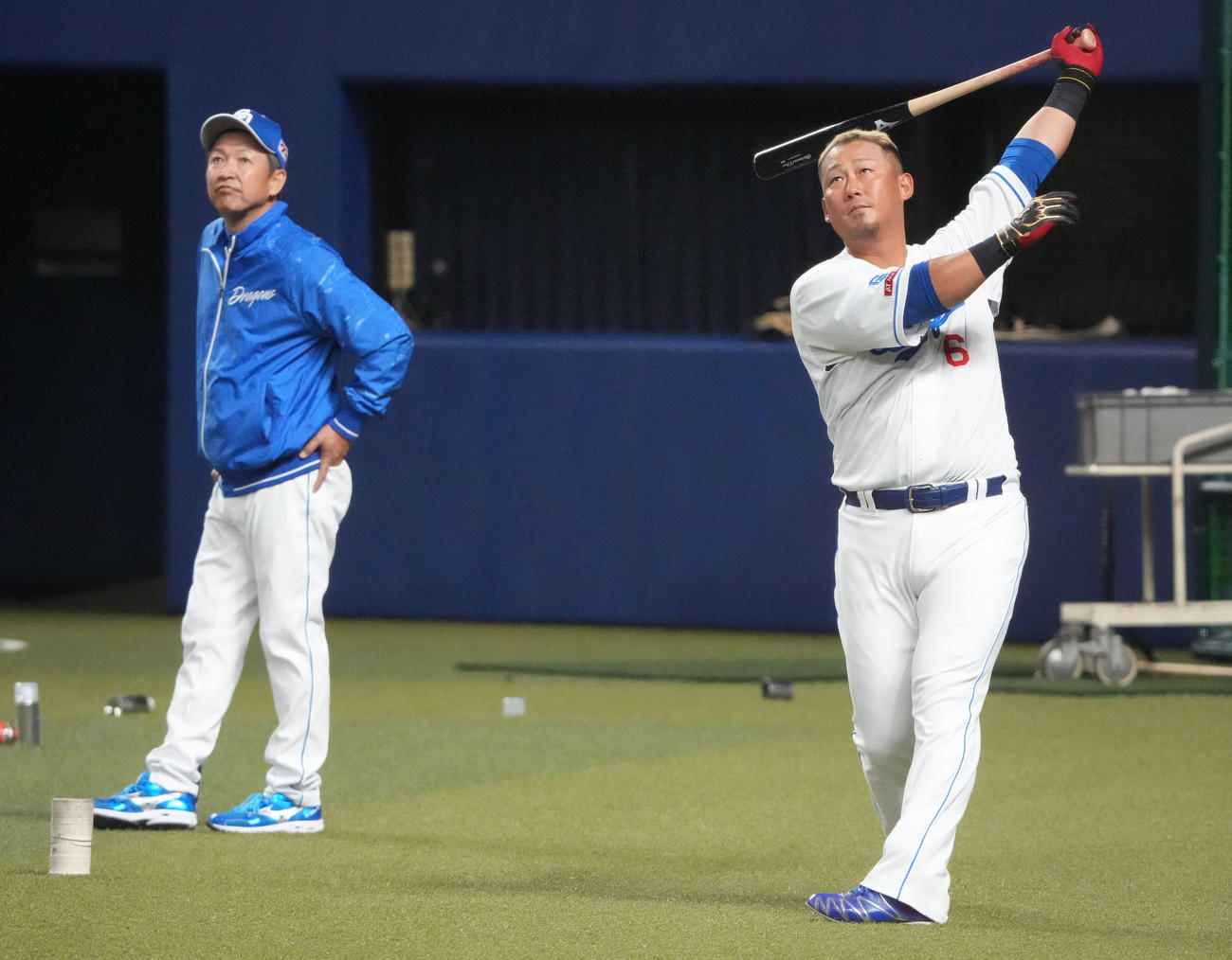 ロングティー打撃練習をする中田（右）左は立浪監督（撮影・森本幸一）