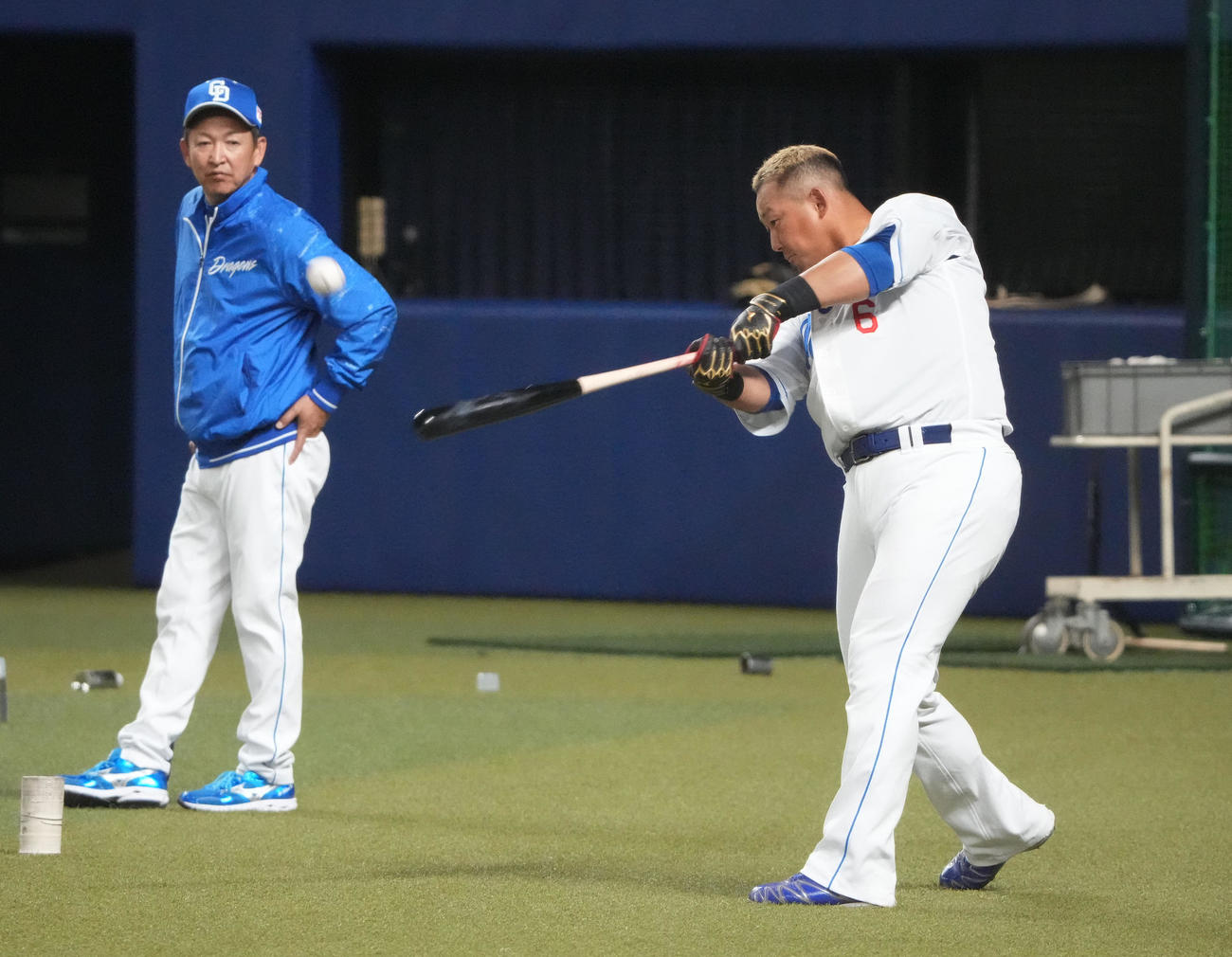 ロングティー打撃練習をする中田（右）左は立浪監督（撮影・森本幸一）