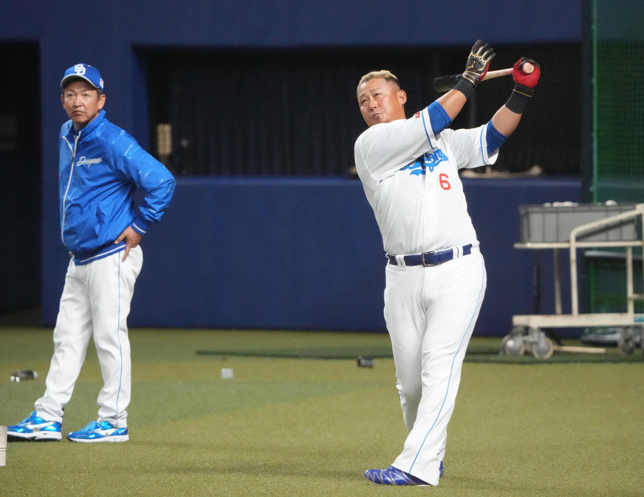 ロングティー打撃練習をする中田（右）左は立浪監督（撮影・森本幸一）