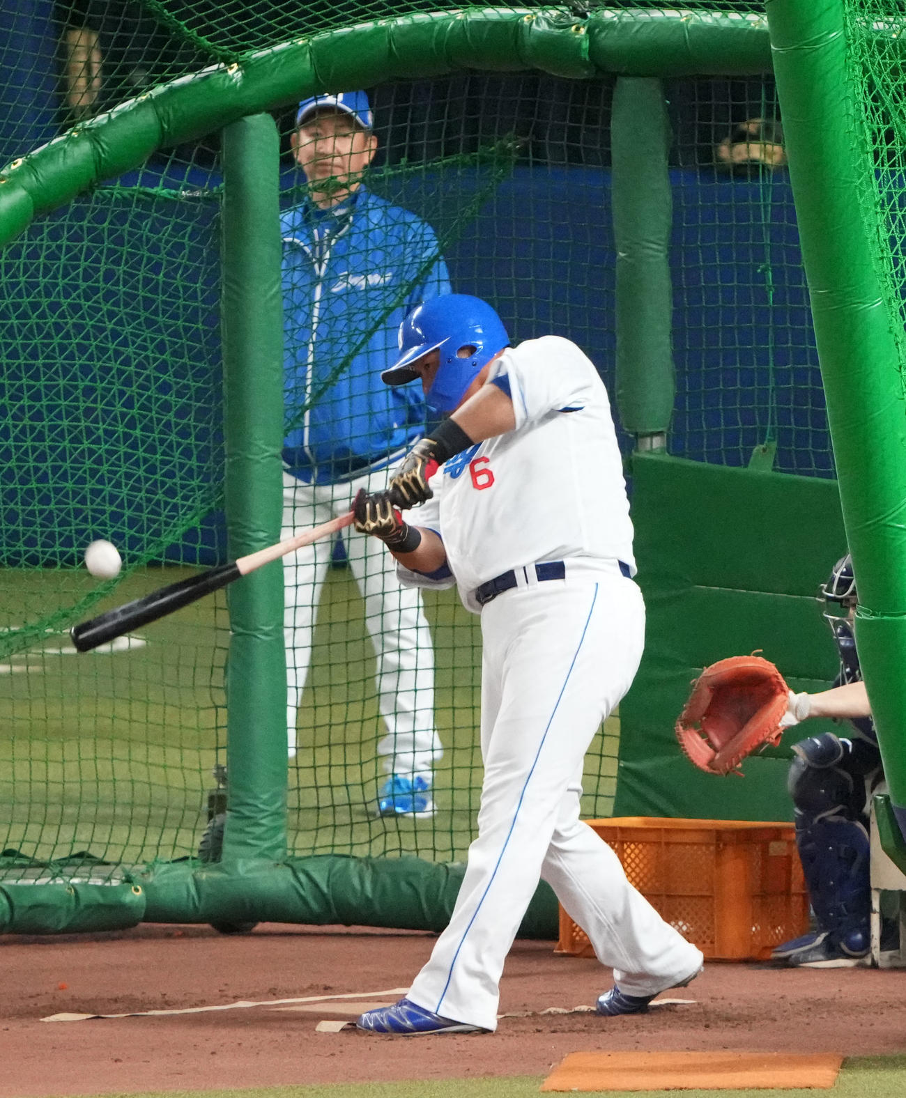 フリー打撃練習をする中田（奥は立浪監督）（撮影・森本幸一）