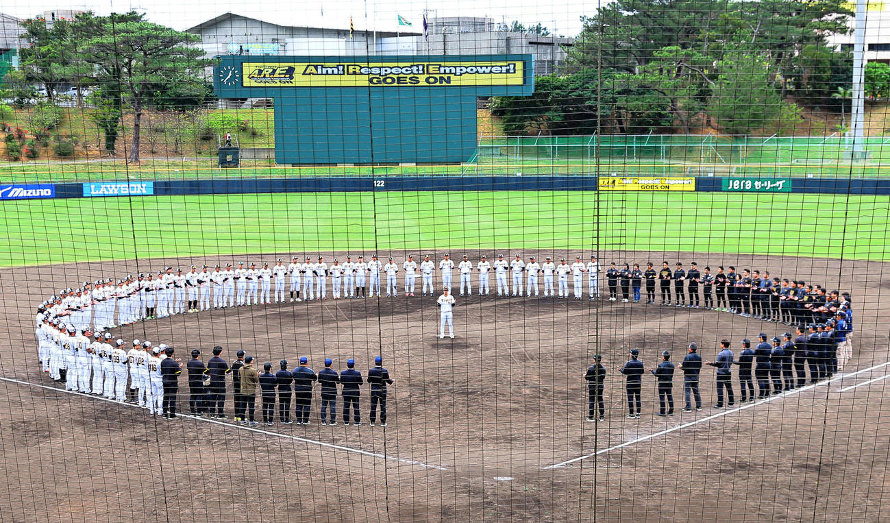 一本締めで春季キャンプを終えた阪神ナイン（撮影・上田博志）