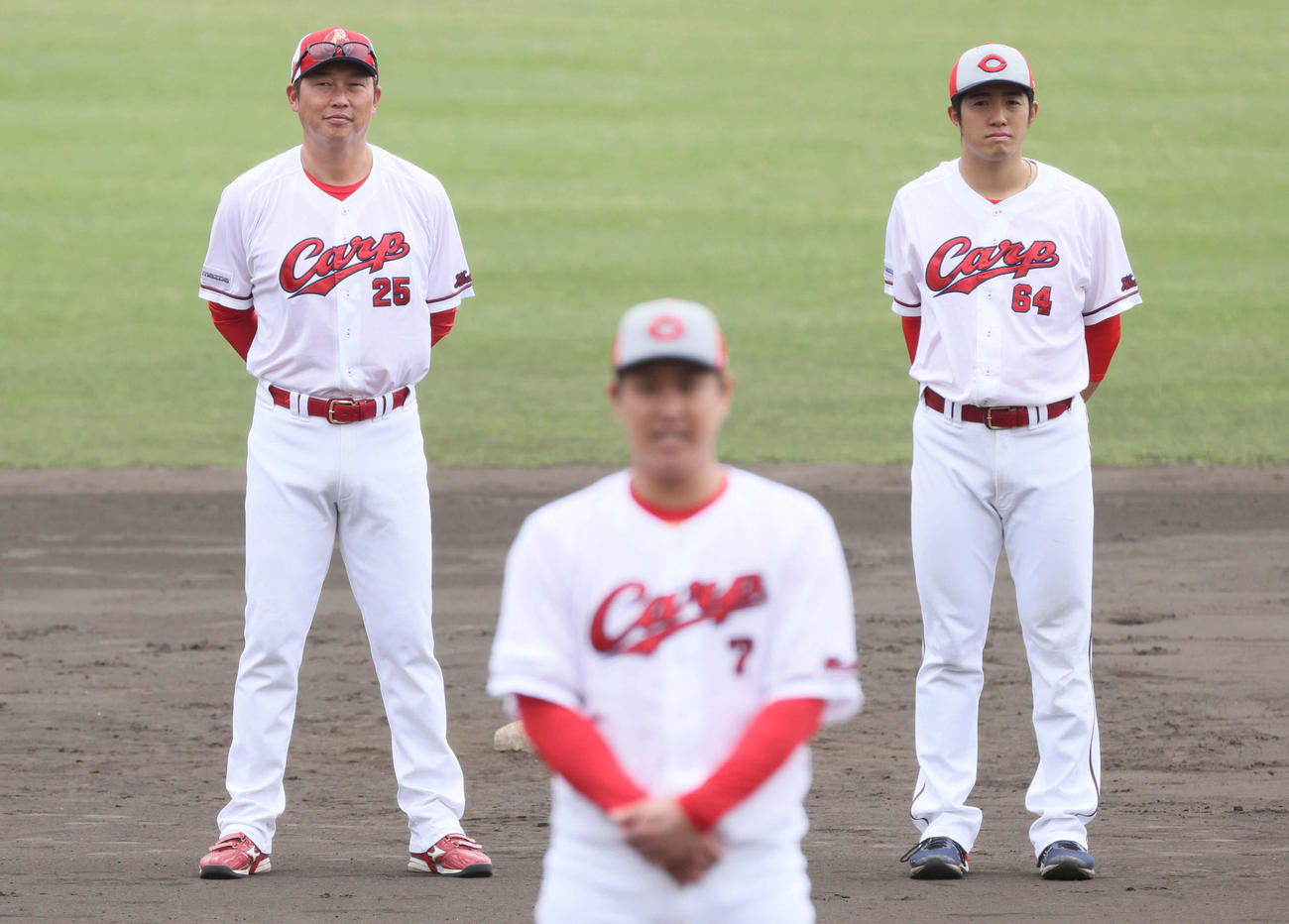 沖縄キャンプ締めのあいさつをする広島堂林（手前）と左から新井監督、高木（撮影・加藤孝規）