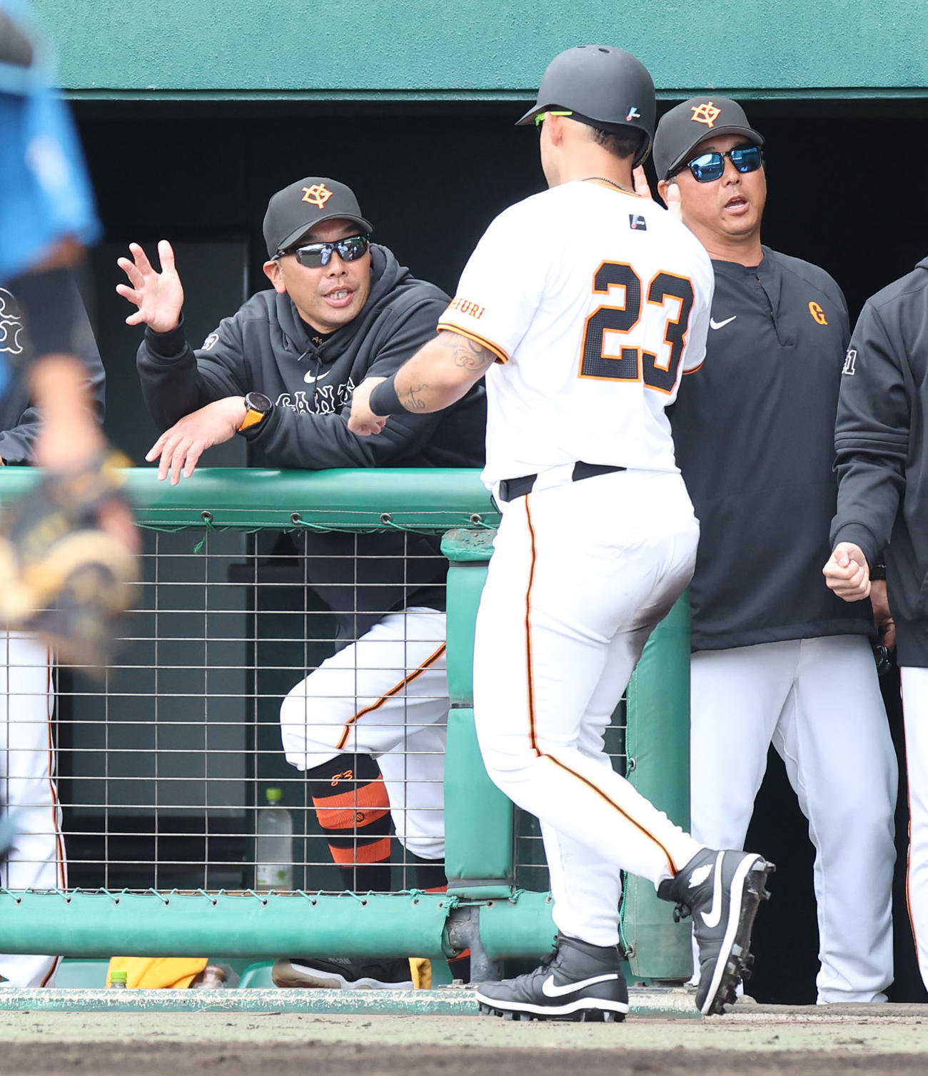 巨人対日本ハム　4回裏巨人2死三塁、山瀬の右前適時打で生還したオドーアを出迎える阿部監督（左）（撮影・佐藤翔太）