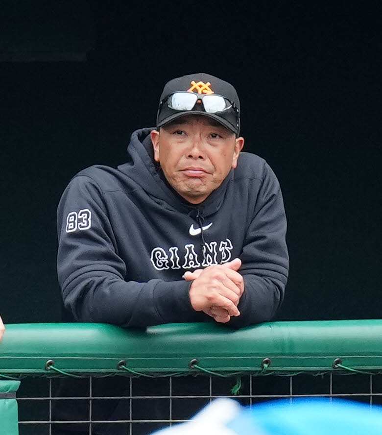 巨人対日本ハム　4回裏開始をベンチで待つ巨人阿部監督（撮影・江口和貴）
