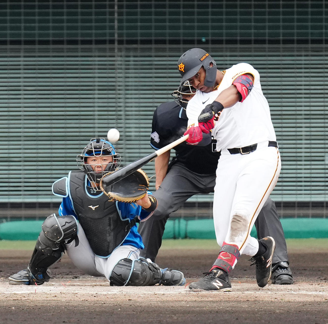 巨人対日本ハム　4回裏巨人2死二塁、2点本塁打を放つオコエ（撮影・江口和貴）