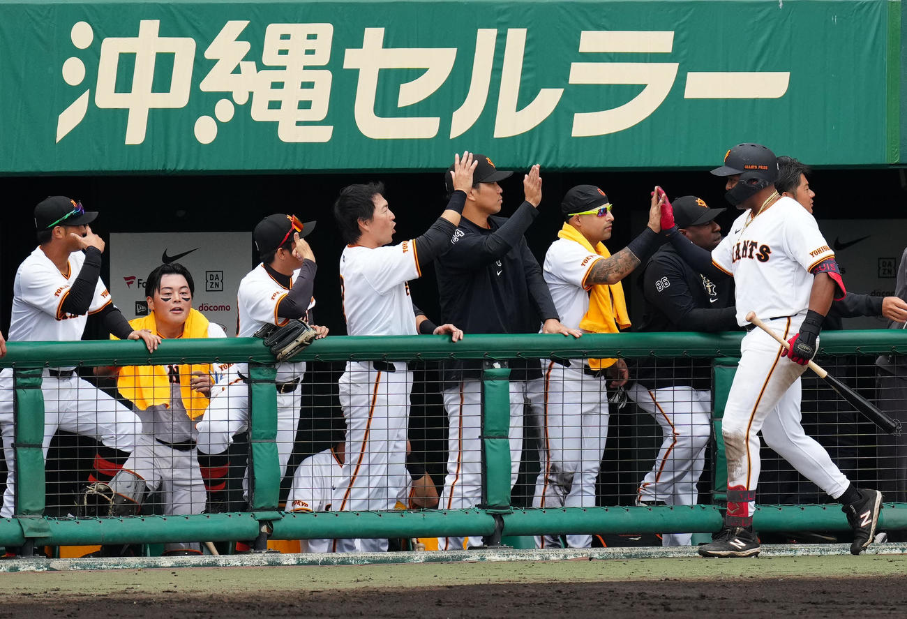 巨人対日本ハム　4回裏巨人2死二塁、2点本塁打を放ったオコエ（右端）とタッチを交わすオドーア（左から6人目）ら（撮影・江口和貴）