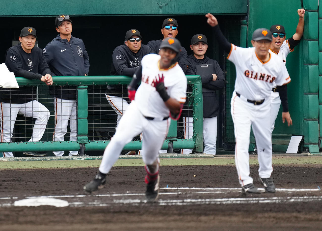 巨人対日本ハム　4回裏巨人2死二塁、2点本塁打を放ったオコエ（手前左）の打球の行方を見つめる阿部監督（左から3人目）ら（撮影・江口和貴）