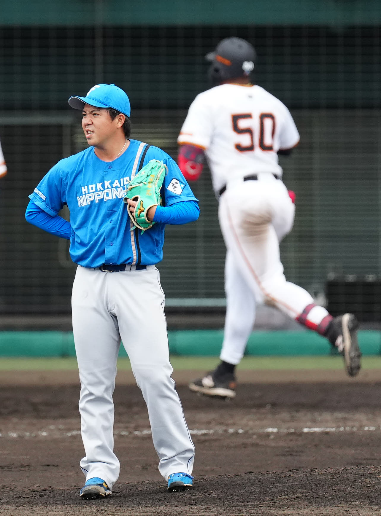 巨人対日本ハム　4回裏巨人2死二塁、オコエ（後方）に2点本塁打を浴びた金村（撮影・江口和貴）