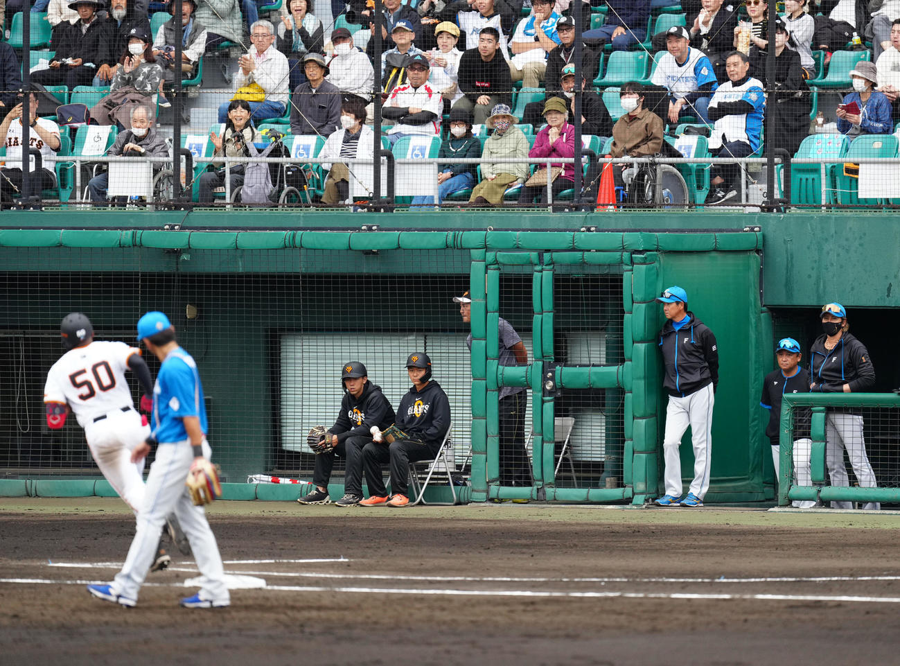 巨人対日本ハム　4回裏巨人2死二塁、金村がオコエ（手前左）に2点本塁打を浴び、ベンチから見つめる新庄監督（右端）（撮影・江口和貴）
