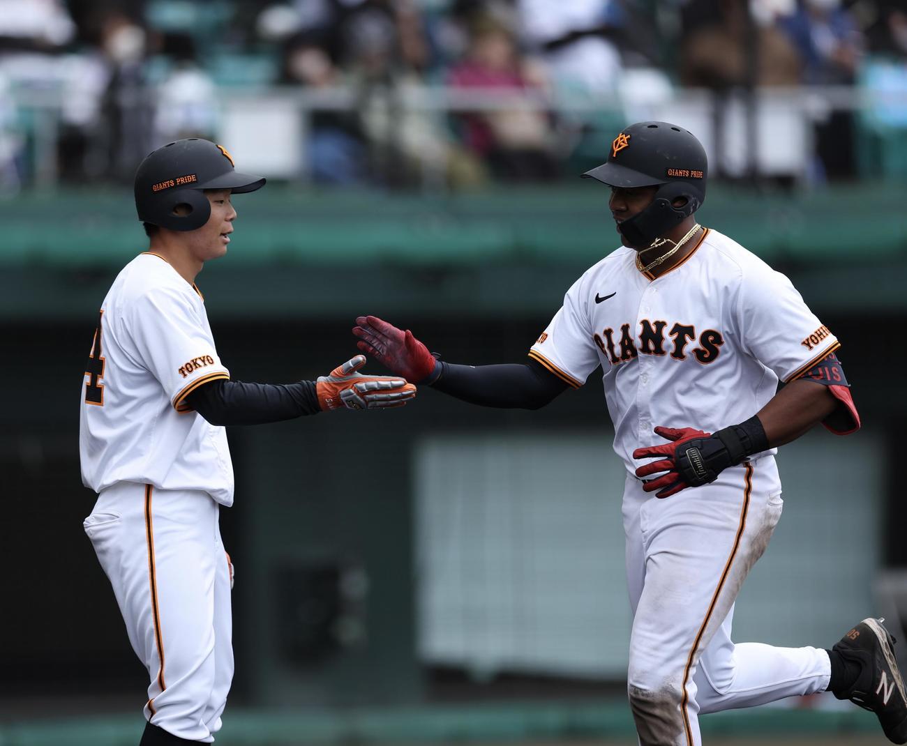 巨人対日本ハム　4回裏巨人2死二塁、左中間2点本塁打で生還し、佐々木（左）に迎えられるオコエ（撮影・河田真司）