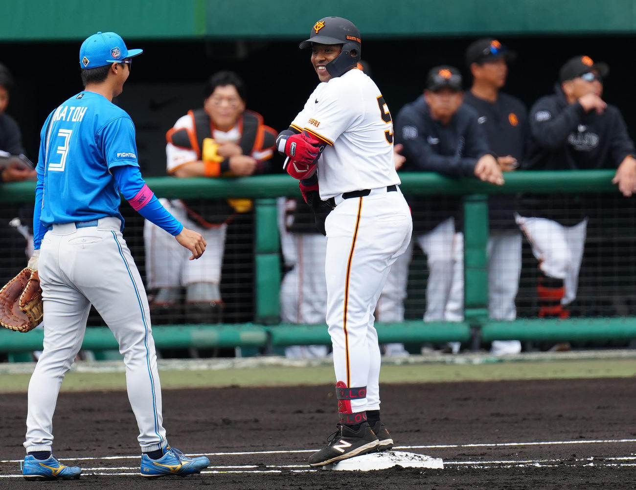 巨人対日本ハム　1回裏巨人1死、右前打を放ったオコエ（撮影・江口和貴）