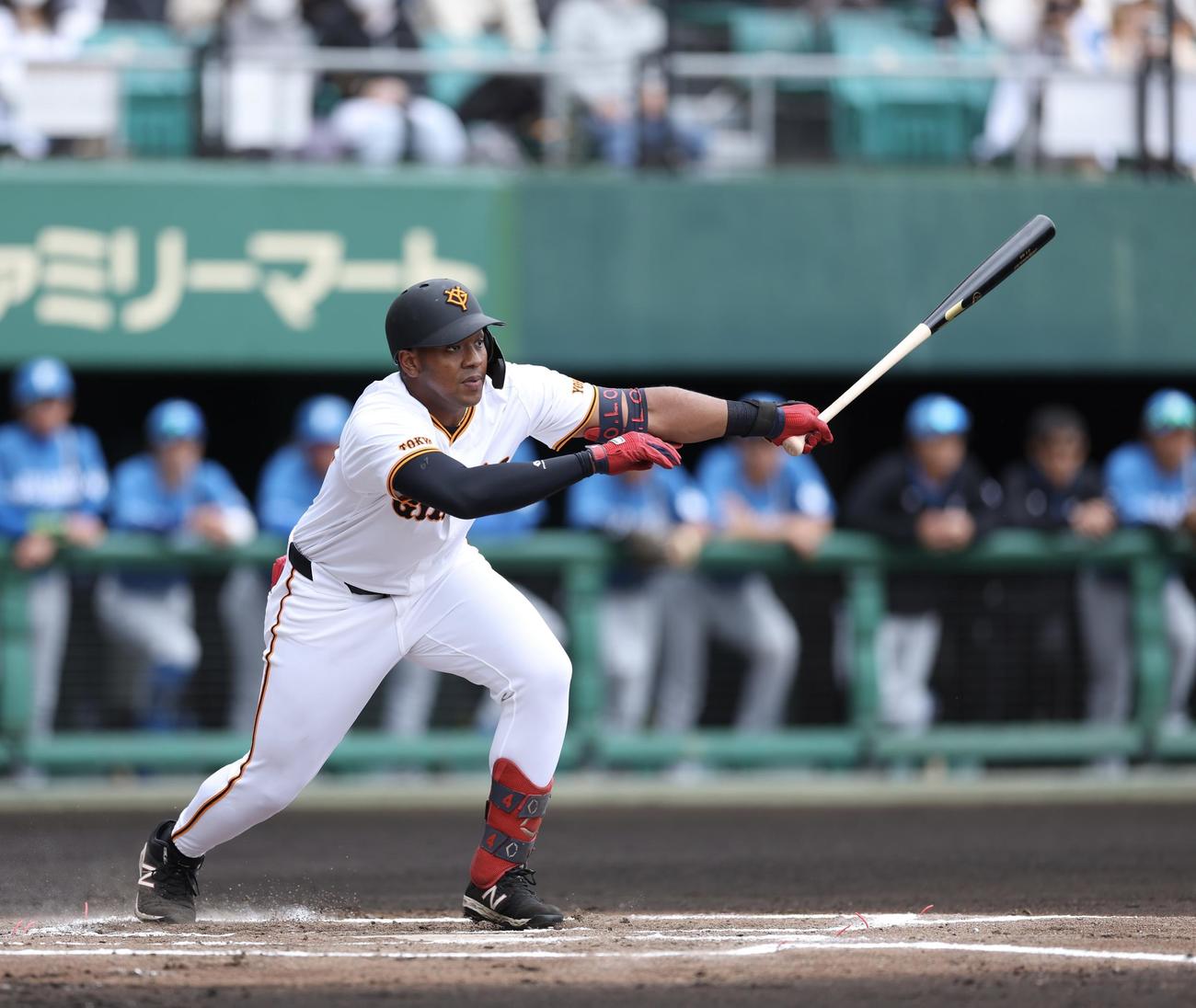 巨人対日本ハム　1回裏巨人1死、右前打を放つオコエ（撮影・河田真司）