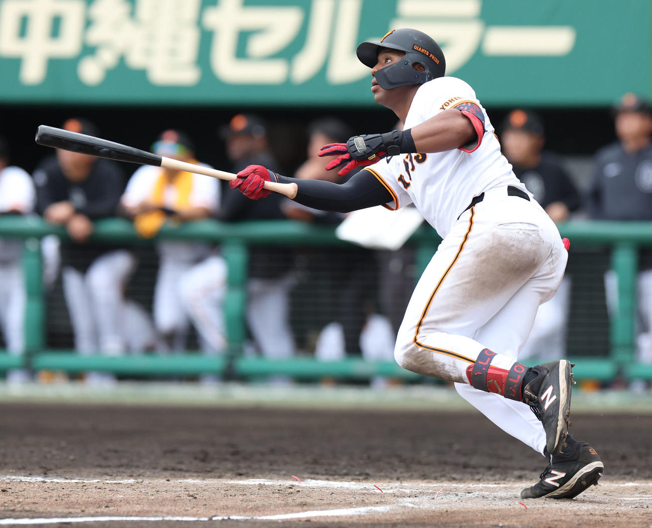 巨人対日本ハム　4回裏巨人2死二塁、オコエは左越え2点本塁打を放つ（撮影・佐藤翔太）