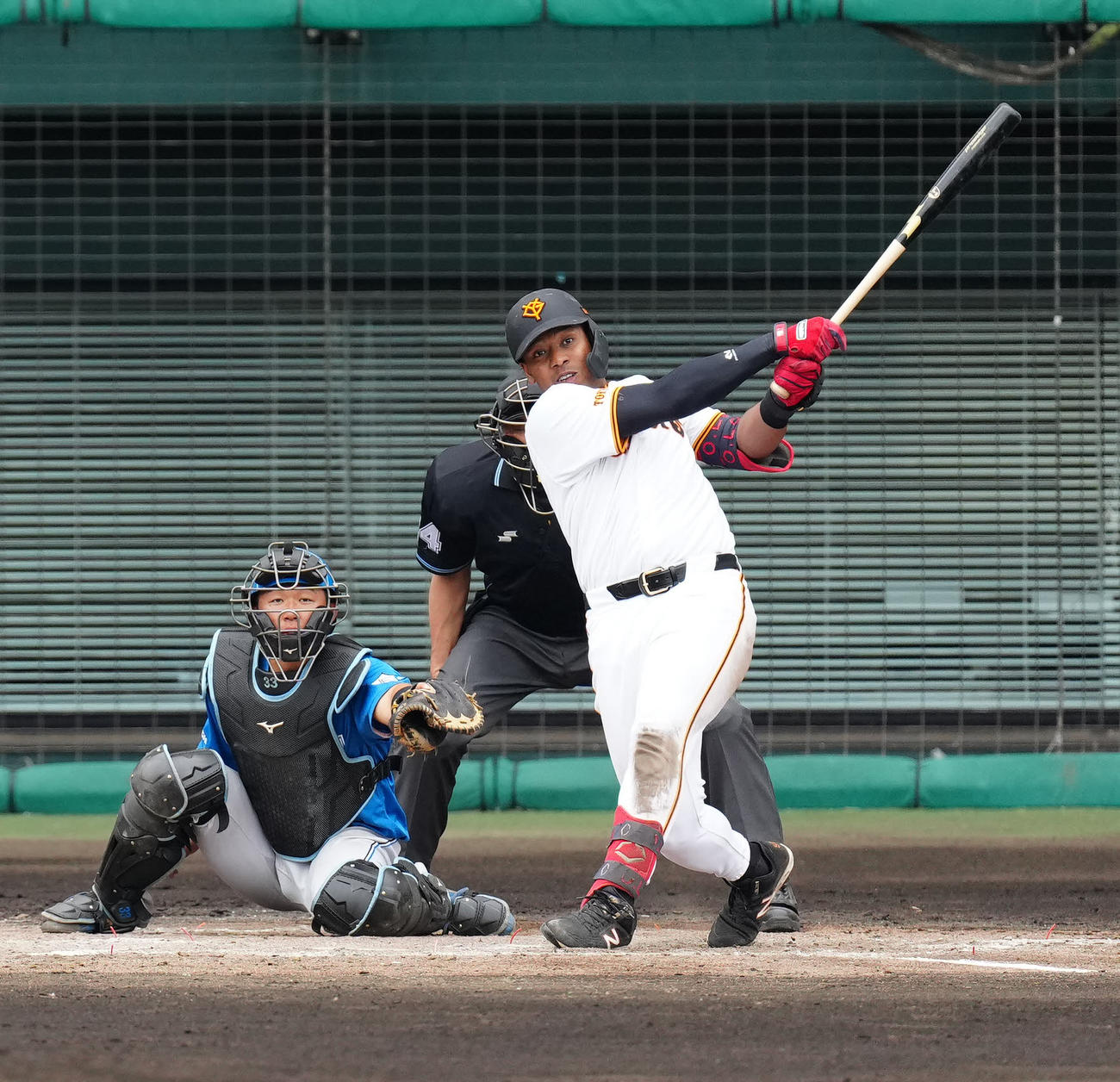 巨人対日本ハム　4回裏巨人2死二塁、2点本塁打を放つオコエ（撮影・江口和貴）
