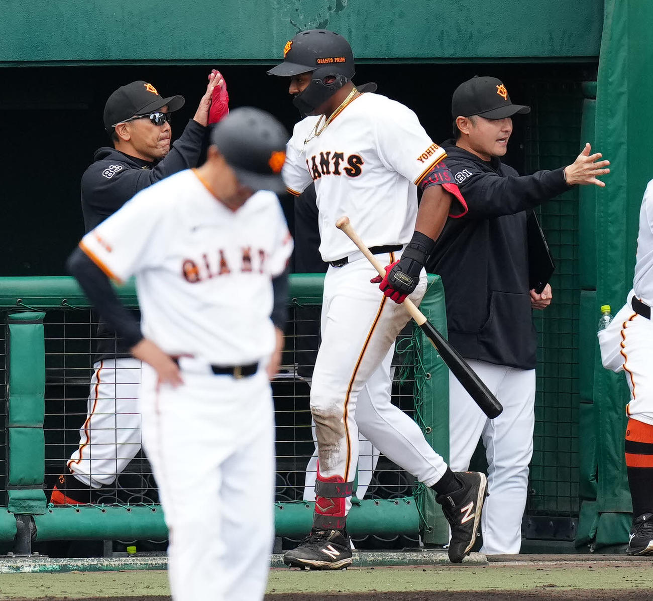 巨人対日本ハム　4回裏巨人2死二塁、2点本塁打を放ったオコエ（中央）とタッチを交わす阿部監督（撮影・江口和貴）