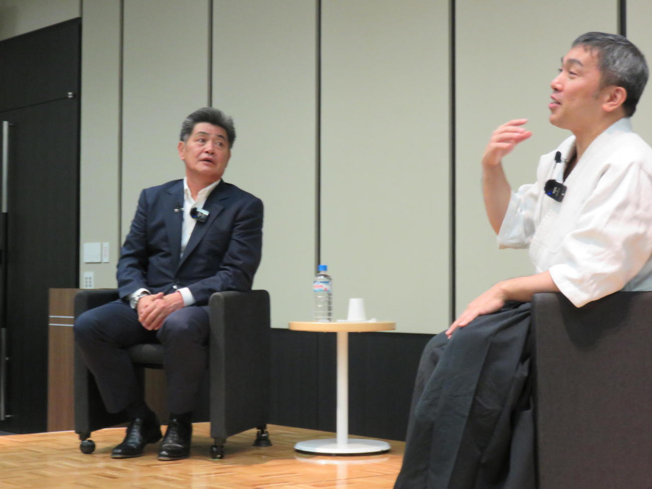 心身統一合気道会・藤平信一会長（右）と対談する工藤公康氏（撮影・寺尾博和）