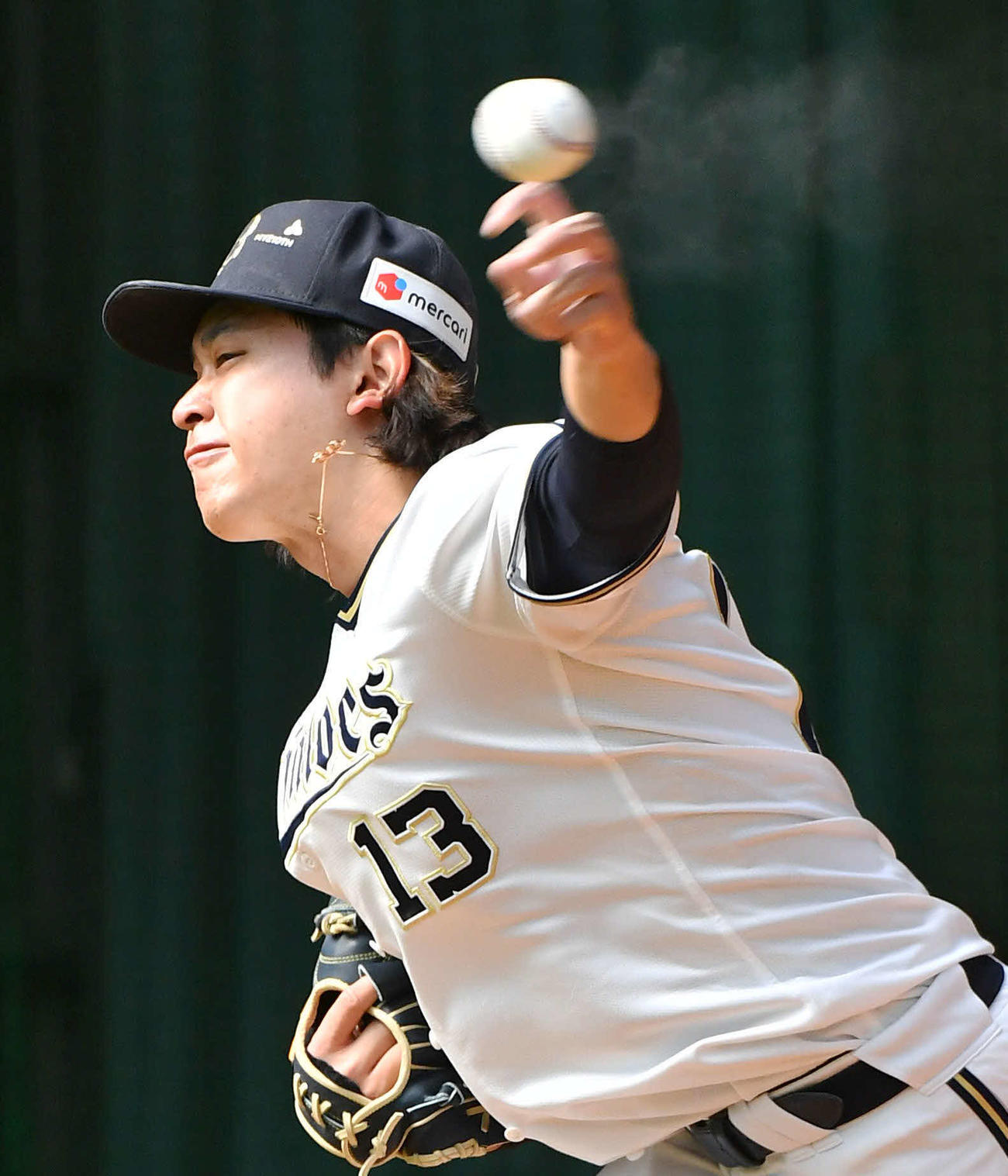 ブルペンでフォークを投げるオリックス宮城（撮影・岩下翔太）