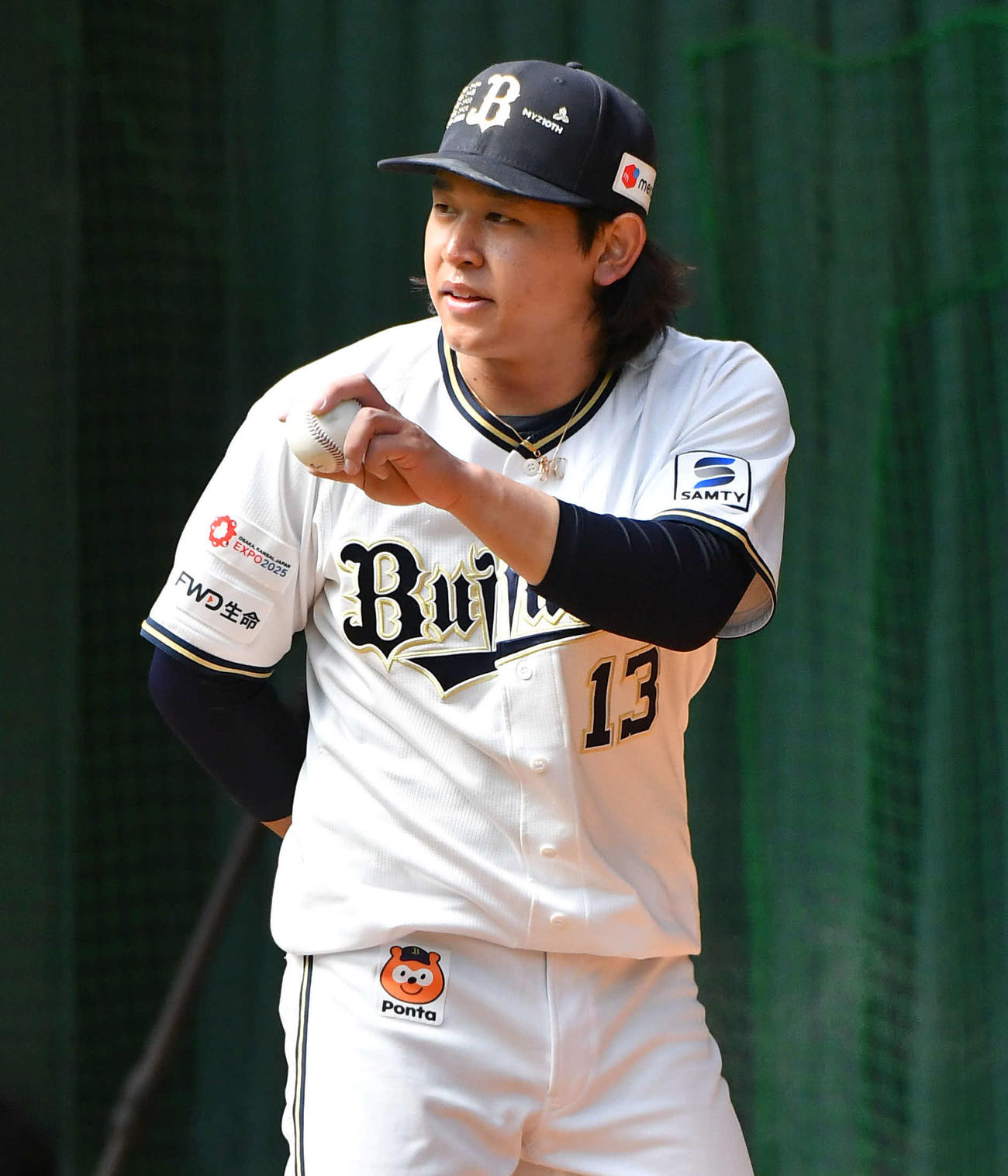 ブルペンで捕手にフォークを投げることを伝えるオリックス宮城（撮影・岩下翔太）