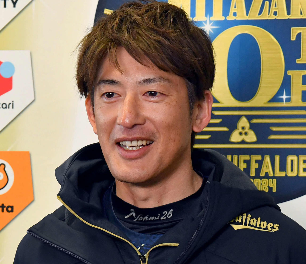 オリックスの臨時コーチ初日を終えて囲み取材を受ける能見氏（撮影・岩下翔太）