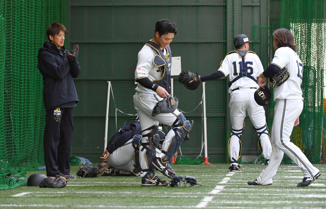 ブルペン投球を終えた宮城（右端）にバツマークを見せるオリックス能見臨時コーチ（左端）（撮影・岩下翔太）