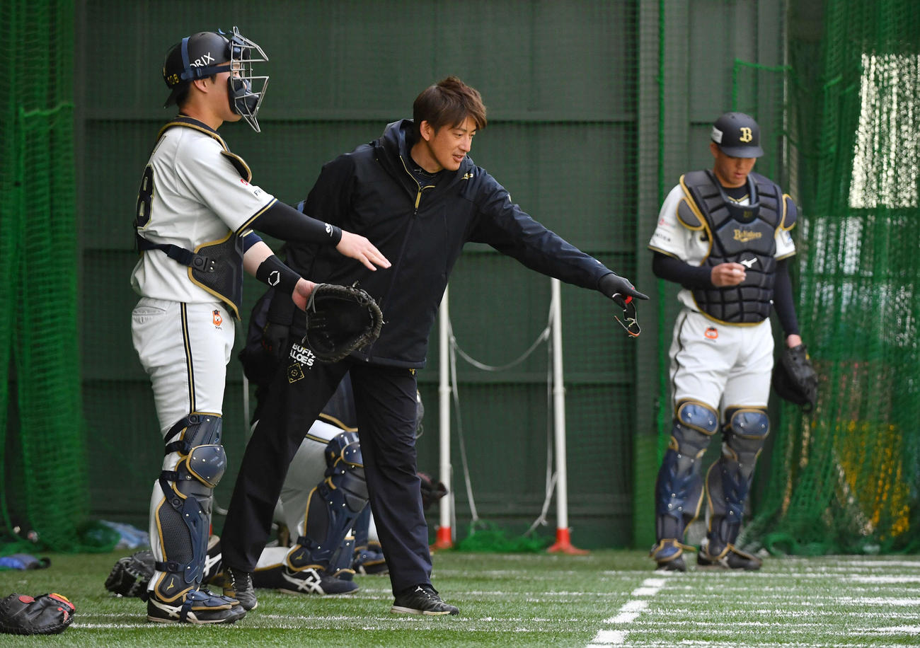 ブルペンで宮城が投球する列のベース付近を指さすオリックス能見臨時コーチ（撮影・岩下翔太）