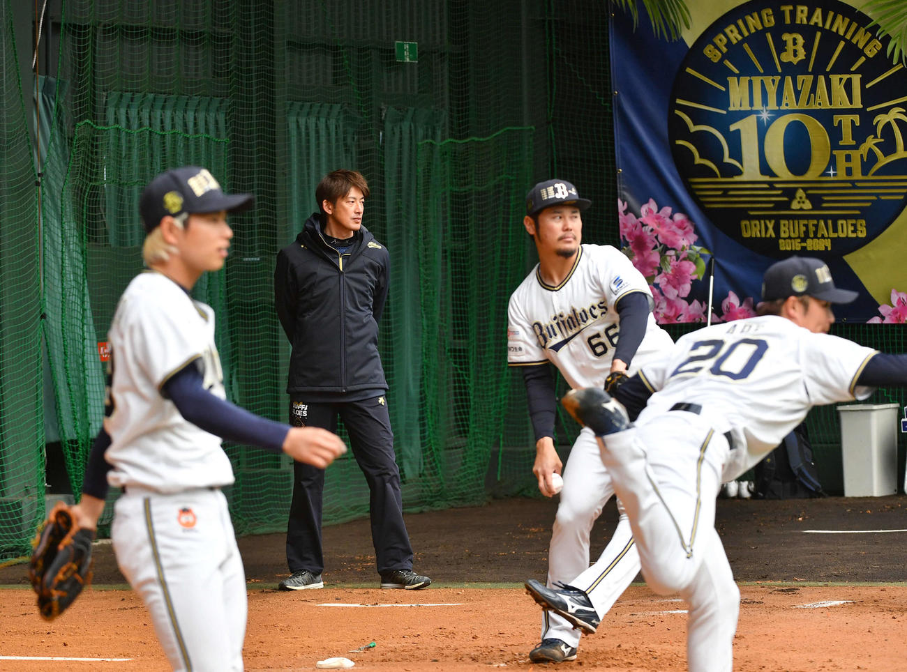 ブルペンでオリックス投手陣を見る能見臨時コーチ（左から2人目）（撮影・岩下翔太）