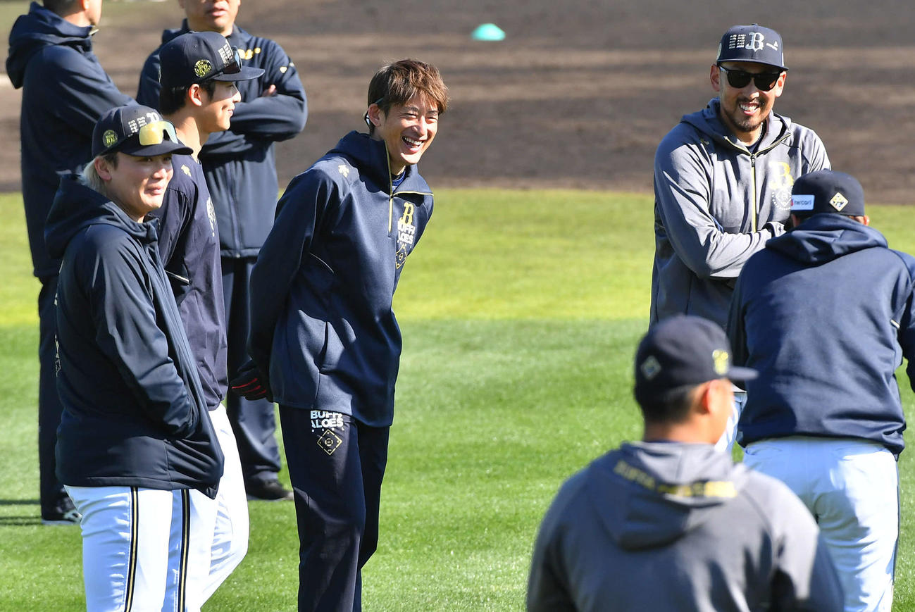 オリックス投手陣と談笑する能見臨時コーチ（中央）（撮影・岩下翔太）