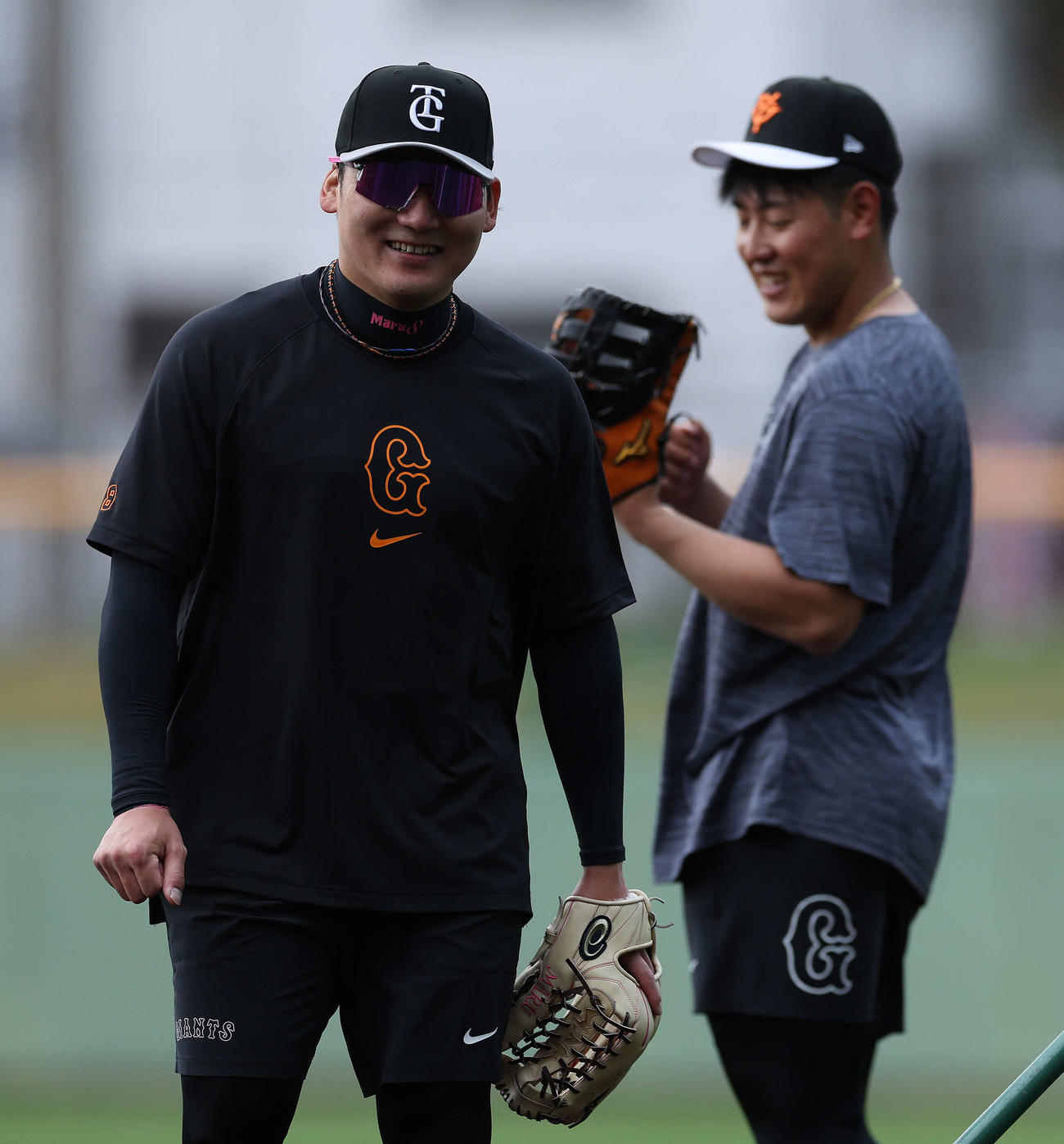 巨人対日本ハム　試合前、笑顔を見せる巨人丸（左）と岡本和（撮影・河田真司）