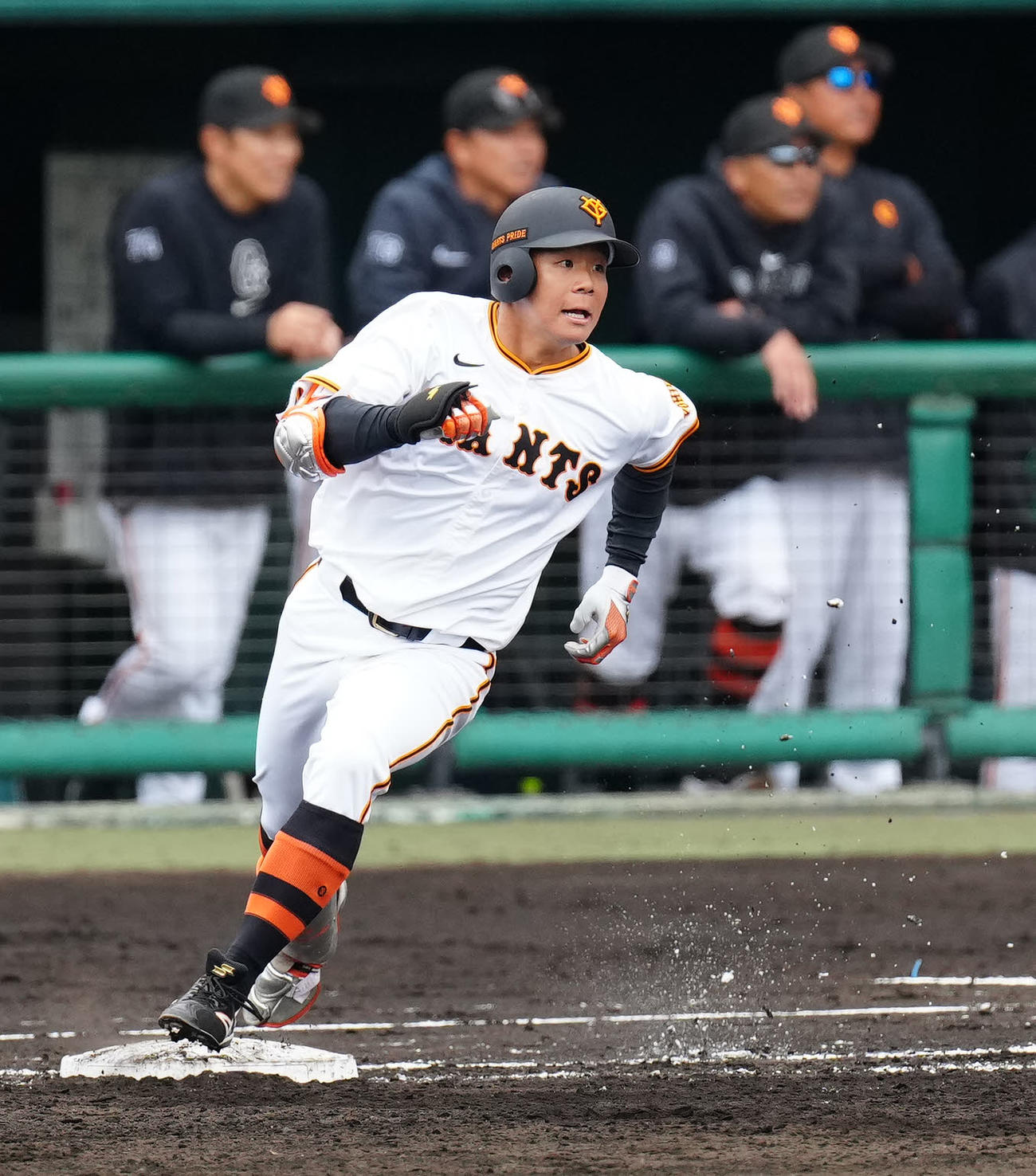 巨人対日本ハム　4回裏巨人2死一塁、適時二塁打を放つ佐々木（撮影・江口和貴）