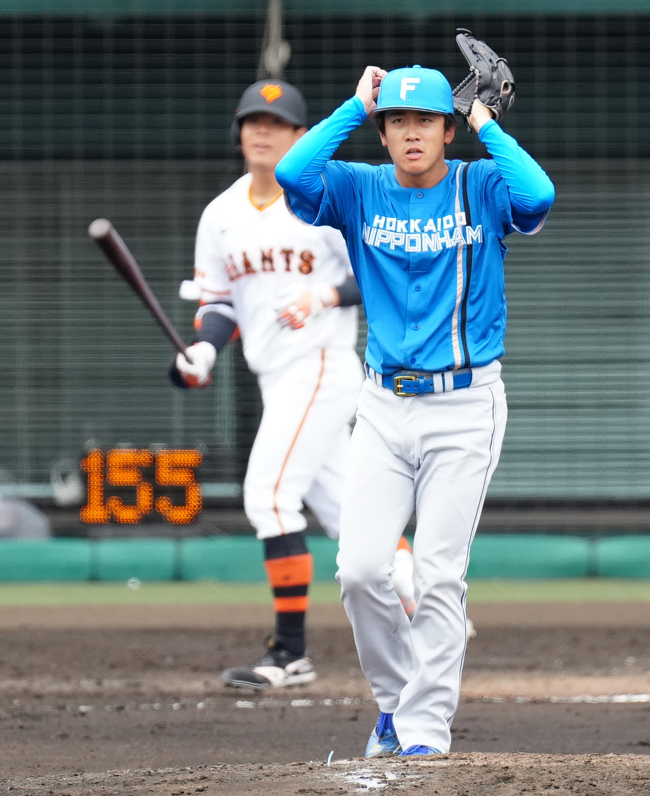 巨人対日本ハム　6回裏巨人1死、佐々木（後方）から空振り三振を奪った北山（撮影・江口和貴）