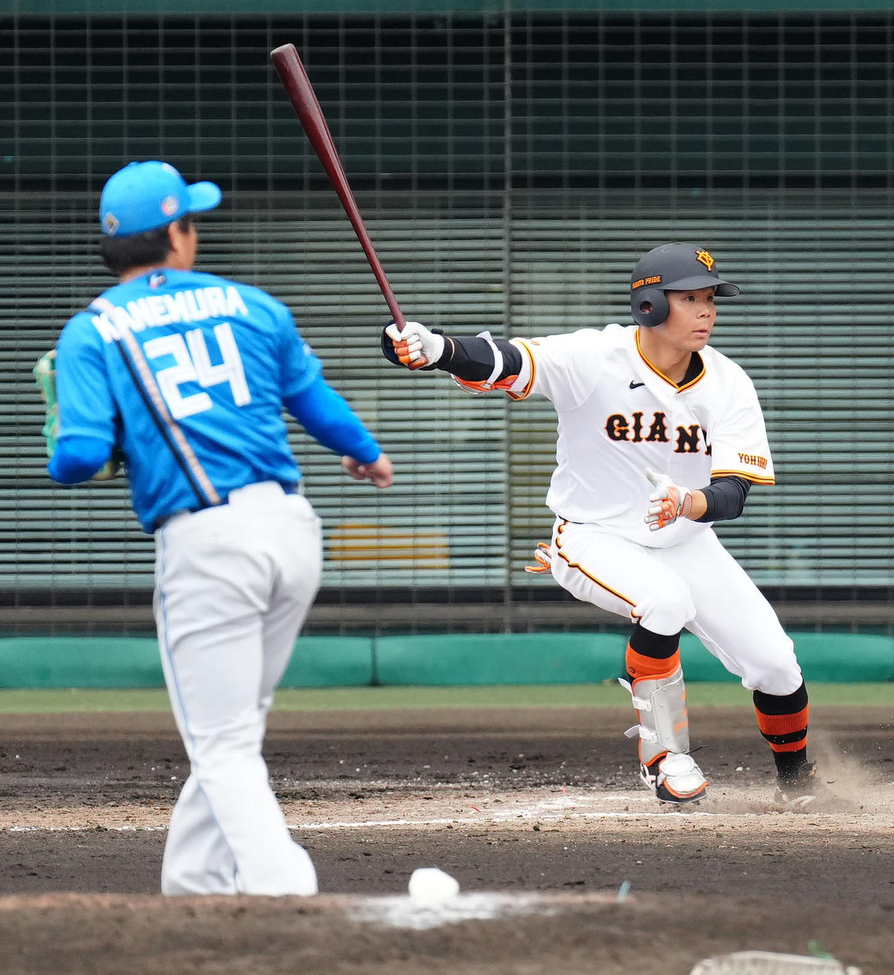 巨人対日本ハム　4回裏巨人2死一塁、適時二塁打を放つ佐々木。投手金村（撮影・江口和貴）