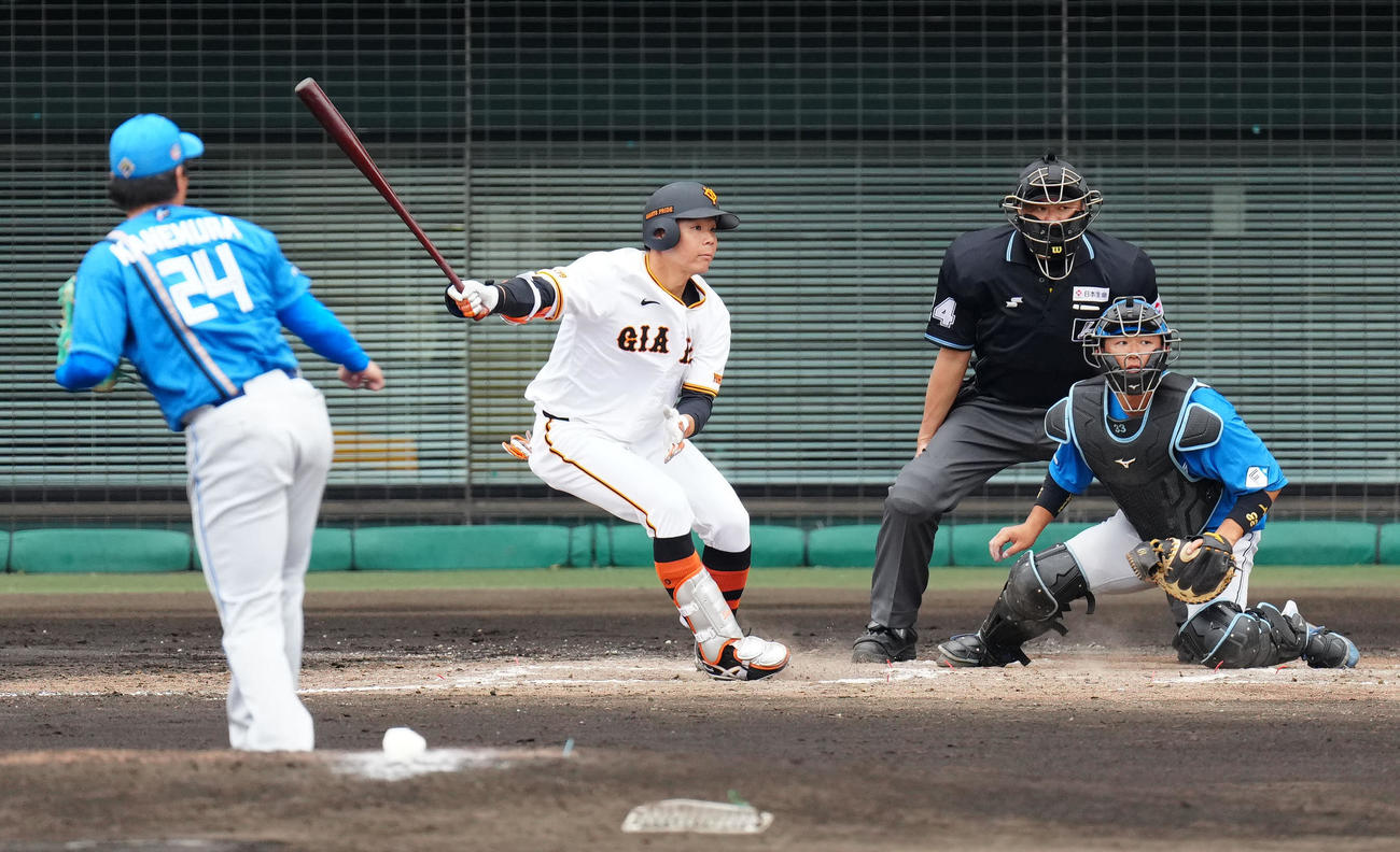 巨人対日本ハム　4回裏巨人2死一塁、適時二塁打を放つ佐々木。投手金村（撮影・江口和貴）