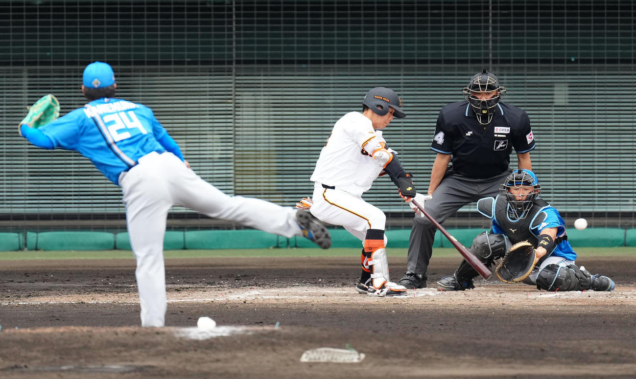 巨人対日本ハム　4回裏巨人2死一塁、適時二塁打を放つ佐々木。投手金村（撮影・江口和貴）