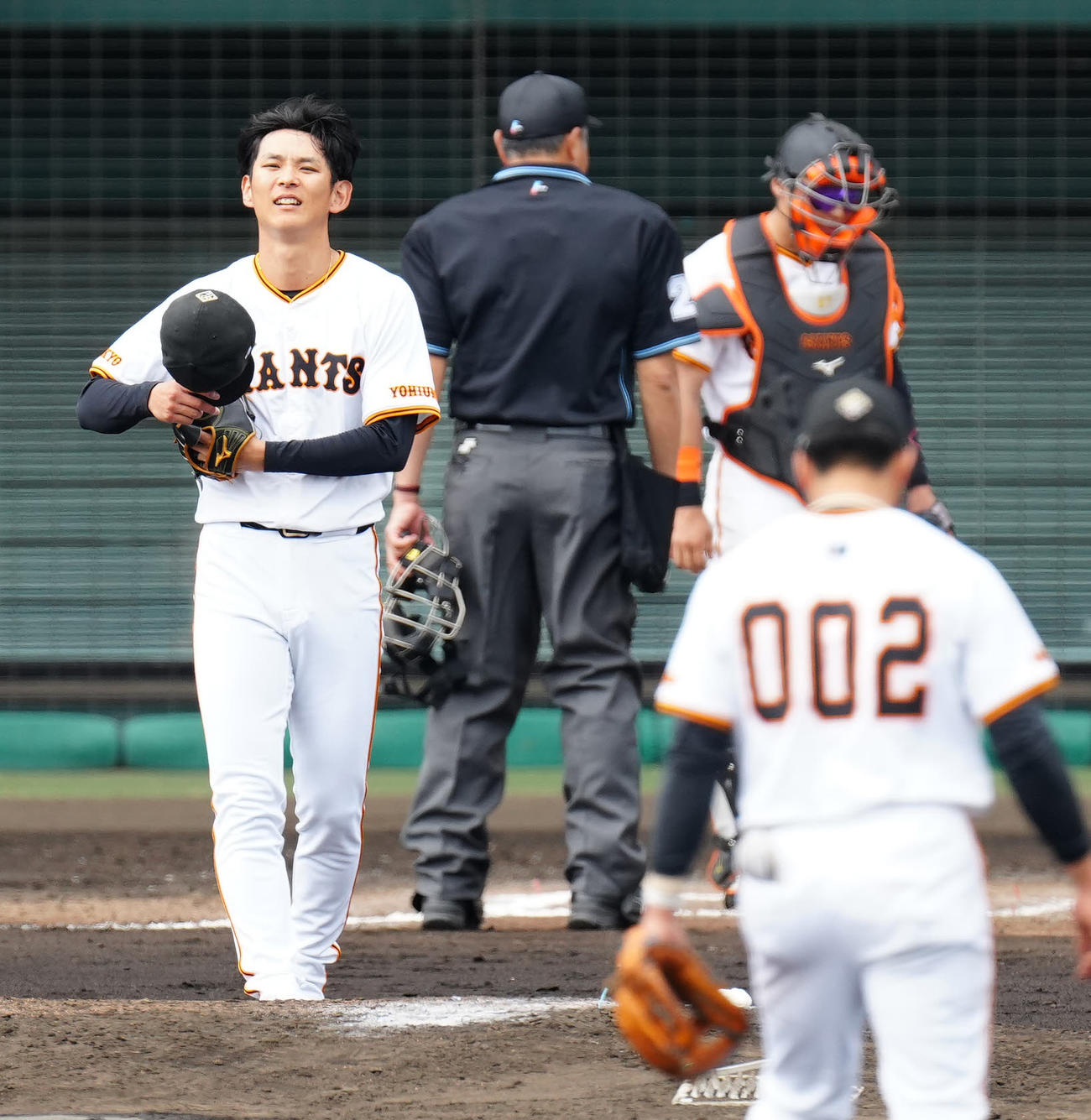 巨人対日本ハム　7回表日本ハム無死、水谷に死球を与えた泉（撮影・江口和貴）