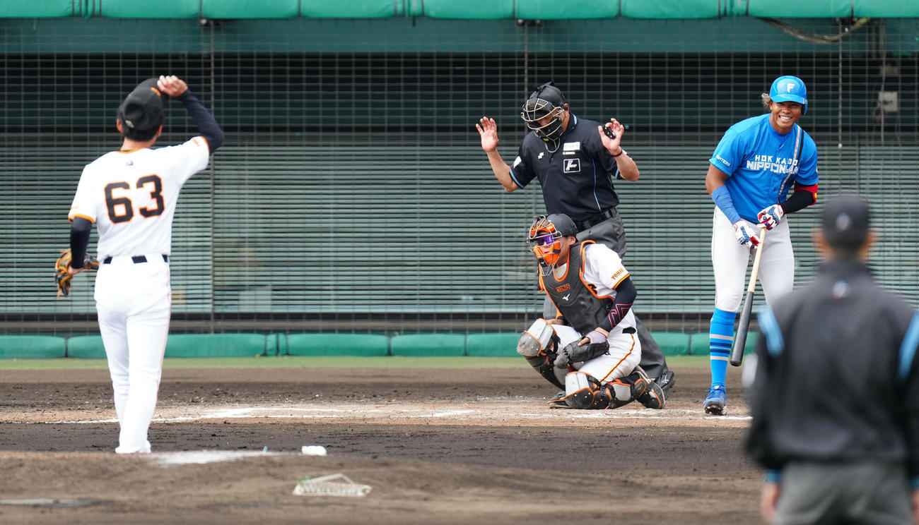 巨人対日本ハム　7回表日本ハム無死、泉（左）から死球を受けた水谷（撮影・江口和貴）