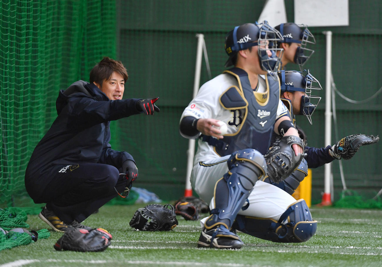 ブルペンでオリックス投手陣の投球を捕手の後ろから見つめる能見臨時コーチ（撮影・岩下翔太）