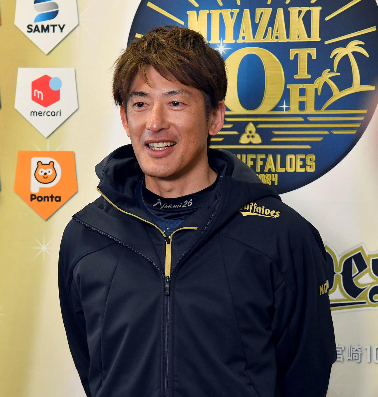 オリックスの臨時コーチ初日を終えて囲み取材を受ける能見氏（撮影・岩下翔太）