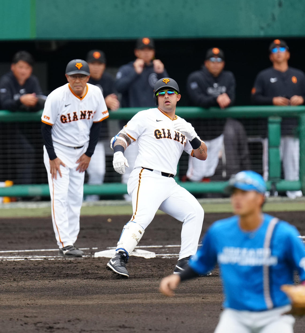巨人対日本ハム　4回裏巨人無死、右前打を放ったオドーア（撮影・江口和貴）