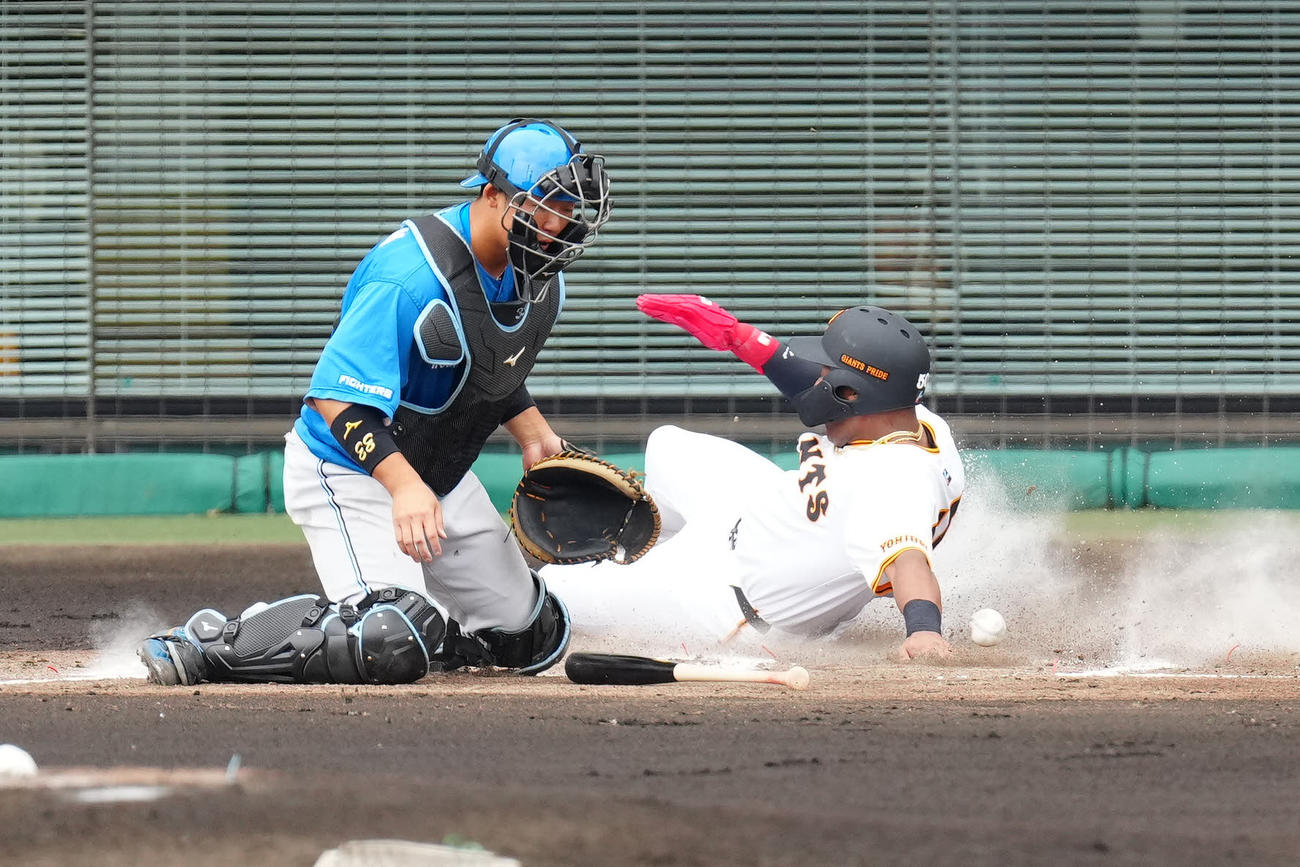巨人対日本ハム　1回裏巨人1死一、二塁、岡本和の先制適時打で生還するオコエ（右）（撮影・江口和貴）