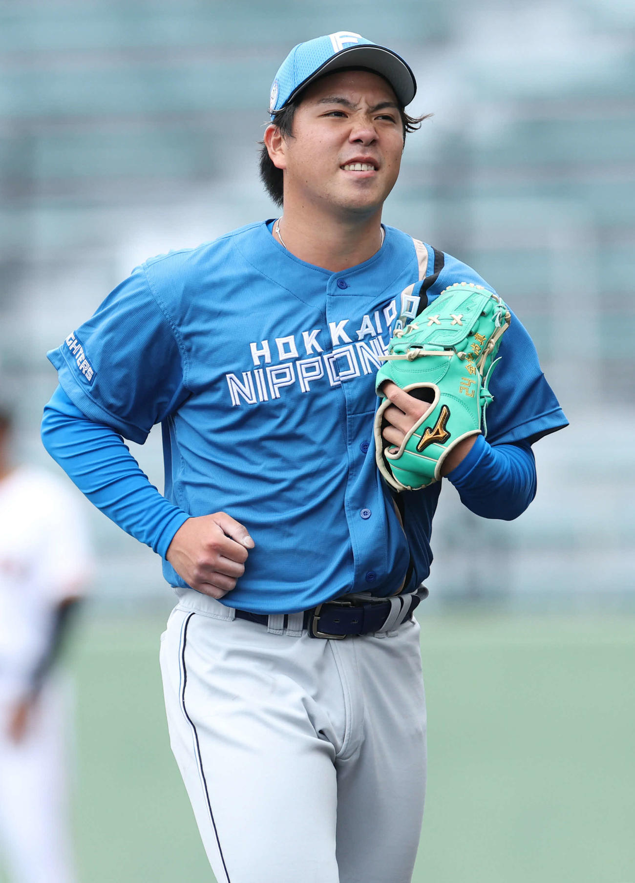 巨人対日本ハム　4回裏途中で降板する日本ハム金村（撮影・佐藤翔太）