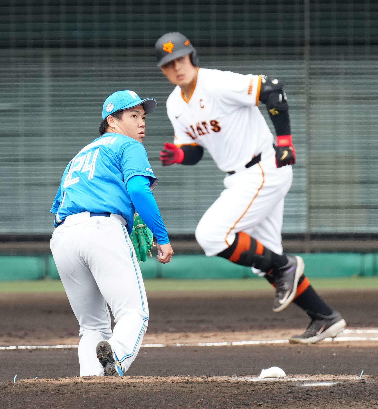 巨人対日本ハム　1回裏巨人1死一、二塁、岡本和（後方）に先制適時打を浴びる金村（撮影・江口和貴）