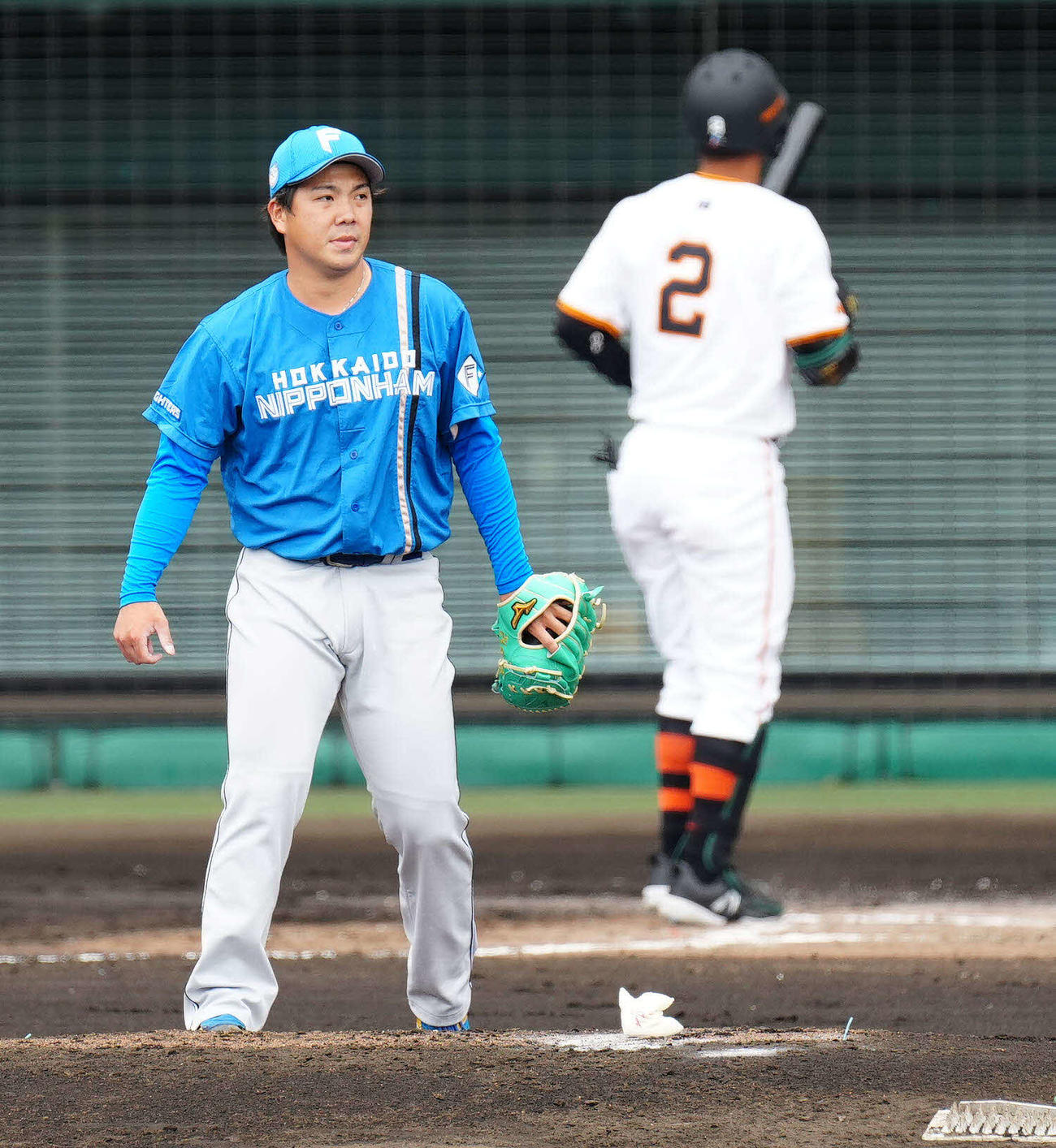 巨人対日本ハム　2回裏巨人1死、吉川（後方）から見逃し三振を奪った金村（撮影・江口和貴）