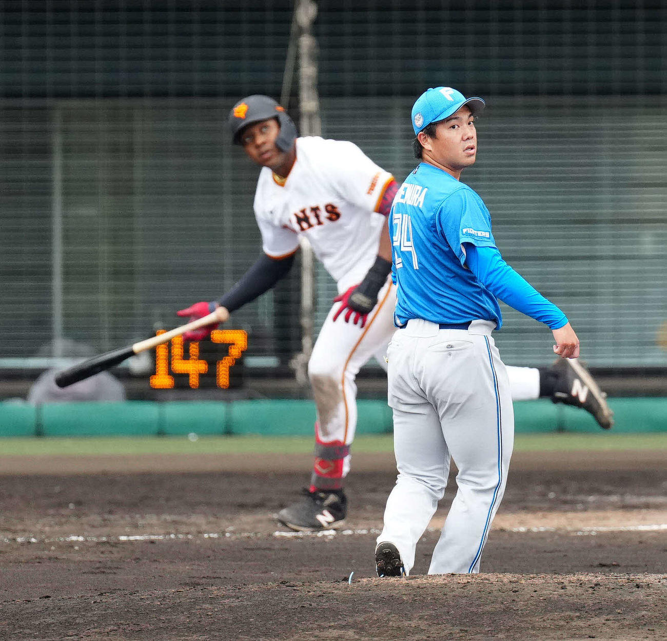 巨人対日本ハム　4回裏巨人2死二塁、オコエ（後方）に2点本塁打を浴びる金村（撮影・江口和貴）