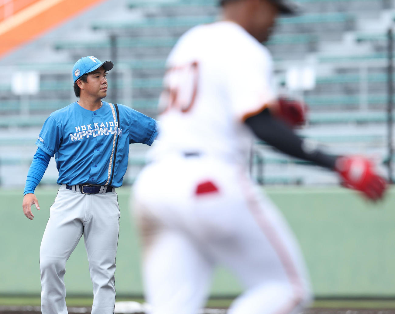 巨人対日本ハム　4回裏巨人2死二塁、オコエに左越え2点本塁打を浴びる金村（撮影・佐藤翔太）