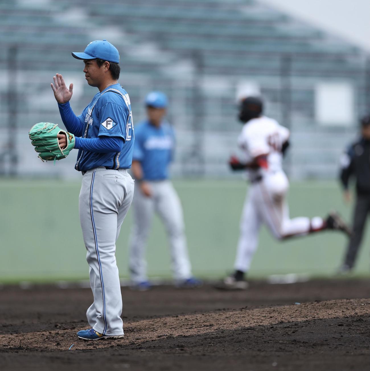巨人対日本ハム　4回裏巨人2死二塁、オコエに左中間2点本塁打を浴びる金村（撮影・河田真司）