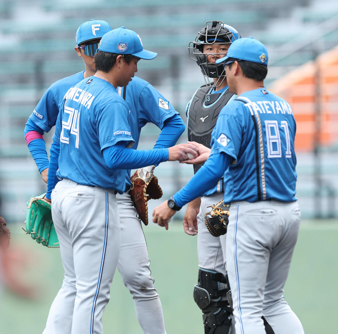 巨人対日本ハム　4回裏途中で降板する日本ハム金村（撮影・佐藤翔太）